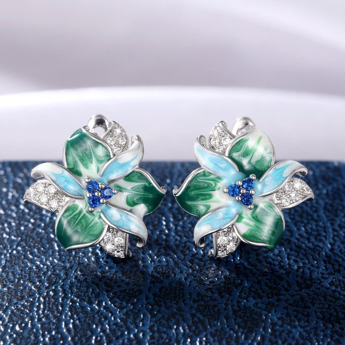 Pendientes de flores esmaltadas con pegamento en forma de gota y clips de circonitas