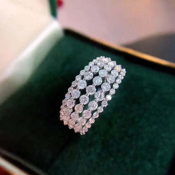 Elegante anillo femenino que combina lo clásico y lo moderno.