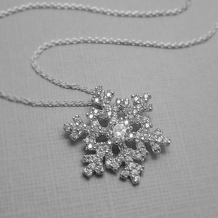 Exquisite zircon snowflake pendant necklace, Christmas gift