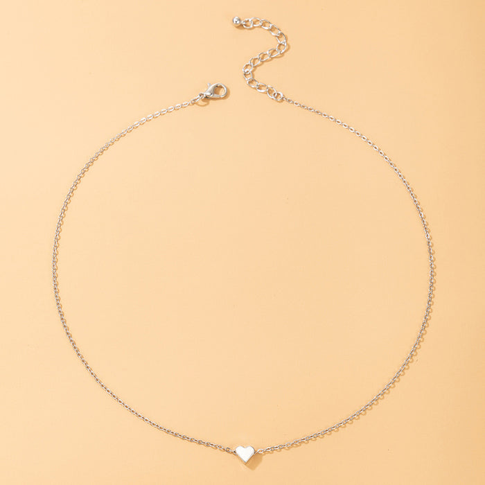 Collar con colgante de corazón geométrico con diseño minimalista