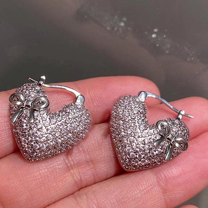 Pendientes con incrustaciones completas, pendientes con forma de corazón y lazo, hebillas para las orejas de lujo ligeras