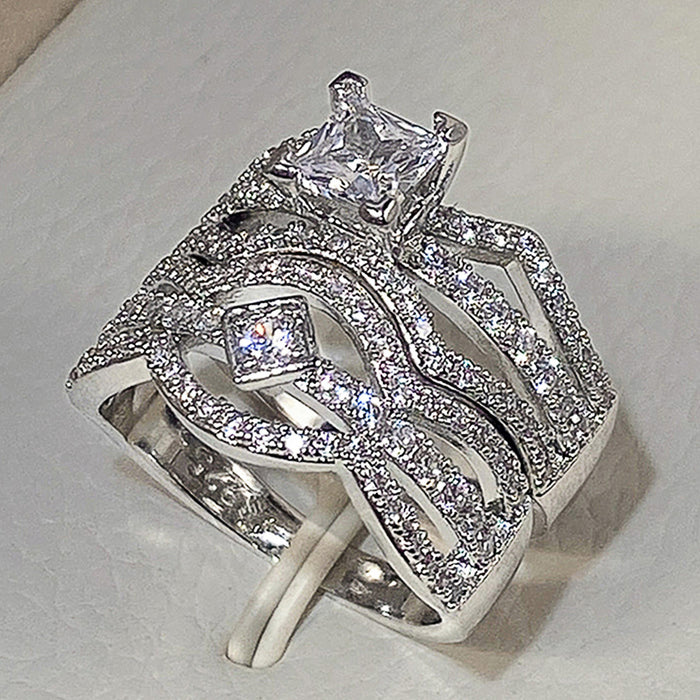 Anillo de compromiso con ocho corazones y ocho flechas de diamantes y circonitas engastadas en estilo europeo y americano.