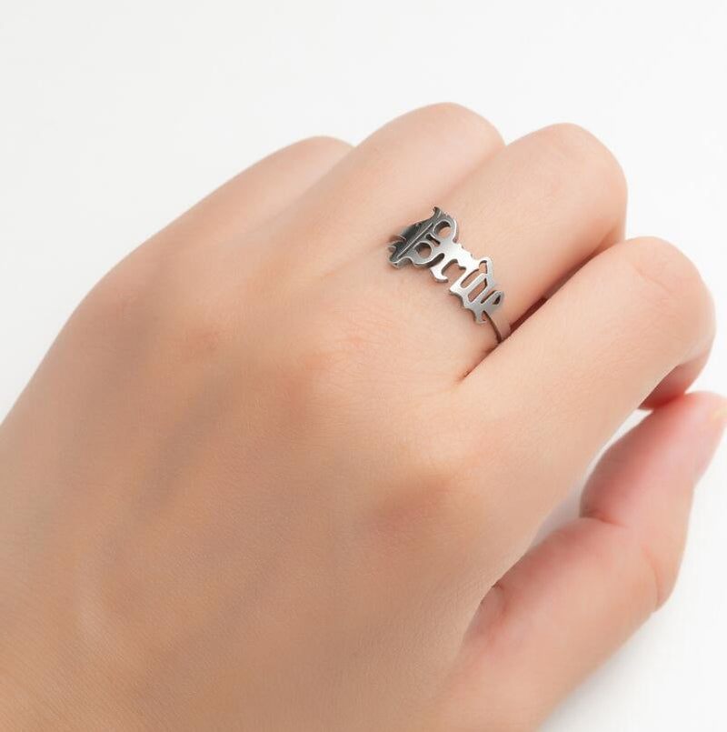 Anillo de acero inoxidable con letras retro, anillo Prince al por mayor