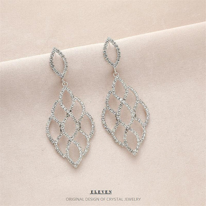 Pendientes minimalistas de diamantes de imitación: pétalos huecos colgantes para un estilo elegante