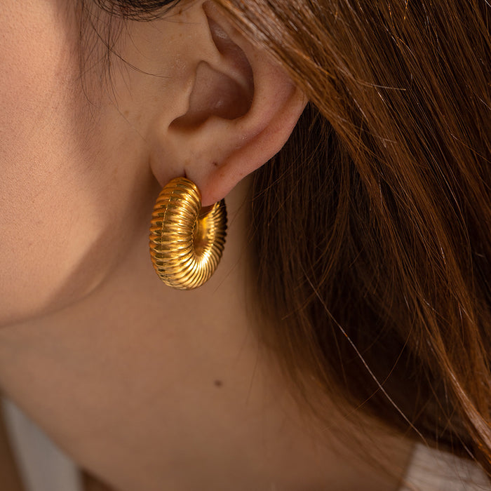 Pendientes de caracol de acero inoxidable de estilo europeo y minimalista: joyas bañadas en oro de 18 quilates para mujer