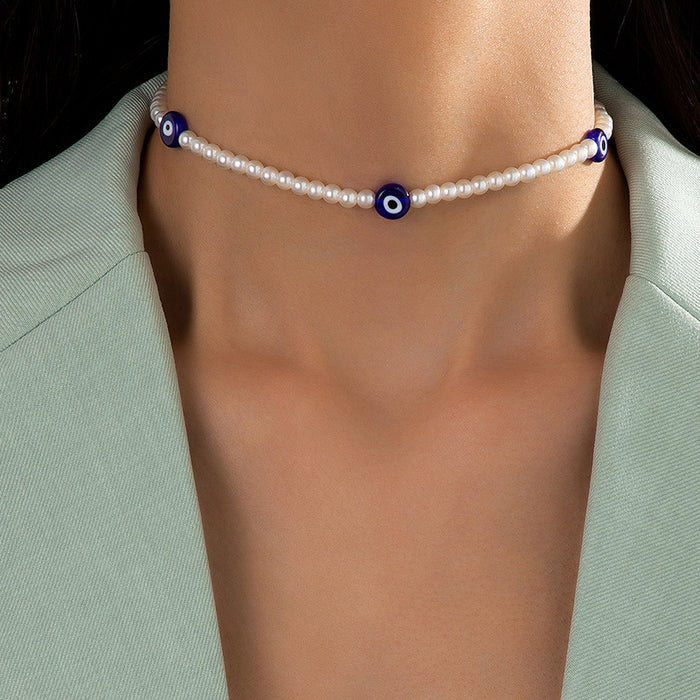 Collar de perlas con colgante de ojo rojo y azul: cadena corta y elegante