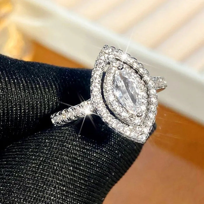Hollow flower ring atmospheric flower design