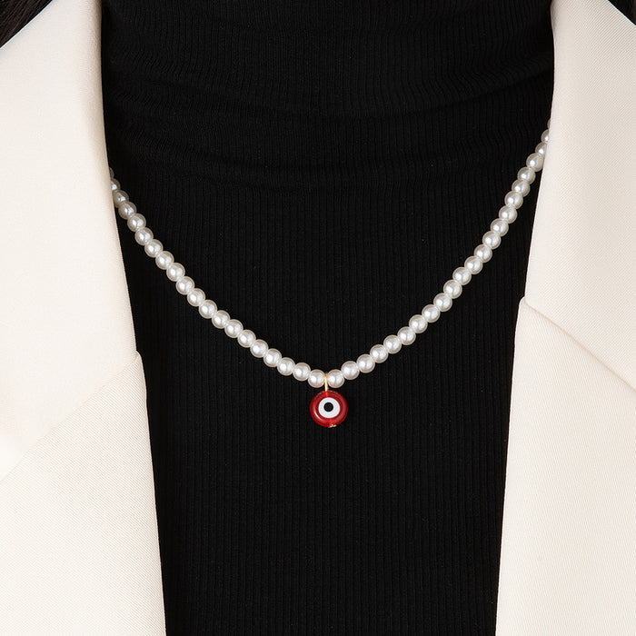 Collar de perlas con colgante de ojo rojo y azul: cadena corta y elegante