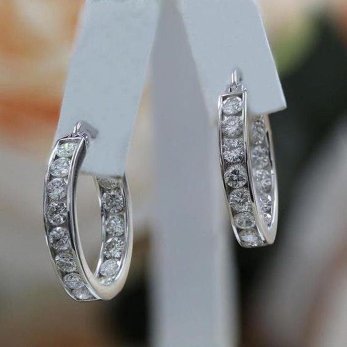 Pendientes de diamantes redondos de cuatro garras para mujer, pendientes sencillos y versátiles.