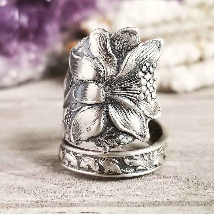 Vintage lily ring with old pattern simple female ring