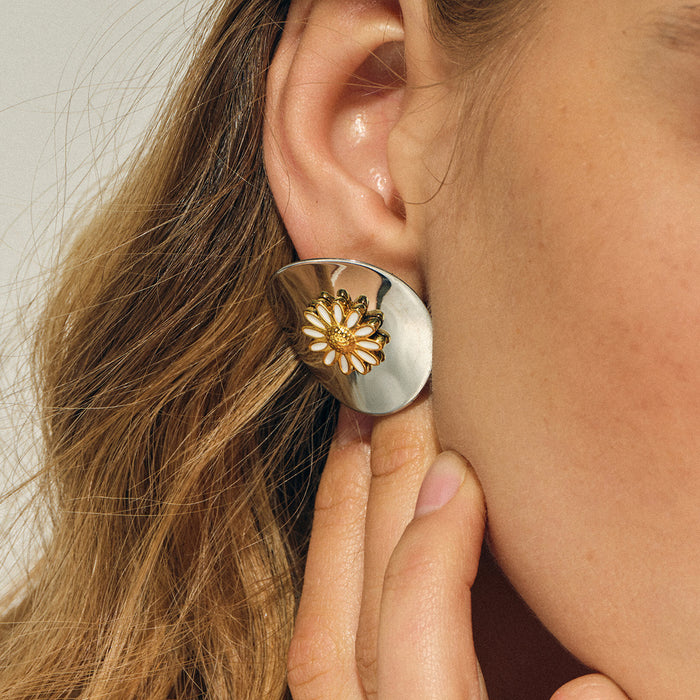 Pendientes de flores huecas de acero inoxidable bañados en oro de 18 quilates: joyería de moda