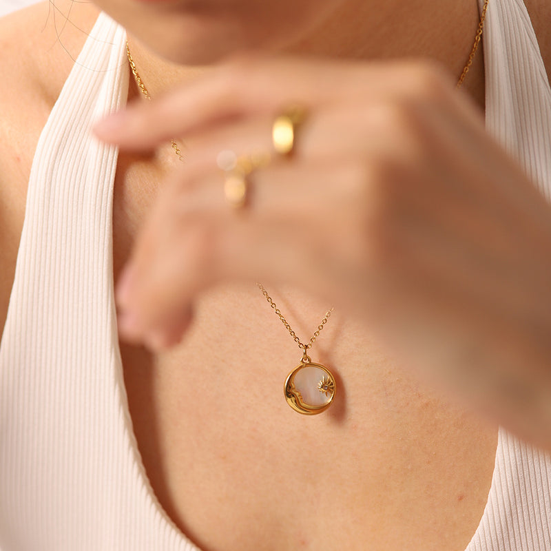 Collar de acero de titanio bañado en oro de 18 quilates de estilo francés: colgante de estrella y luna de nácar