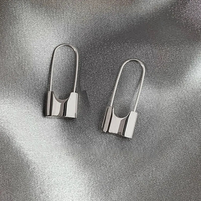 Pendientes de estilo moderno y metálico, pendientes de diseño de moda.