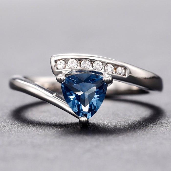 Anillo romántico con microincrustaciones de circonita azul oscuro