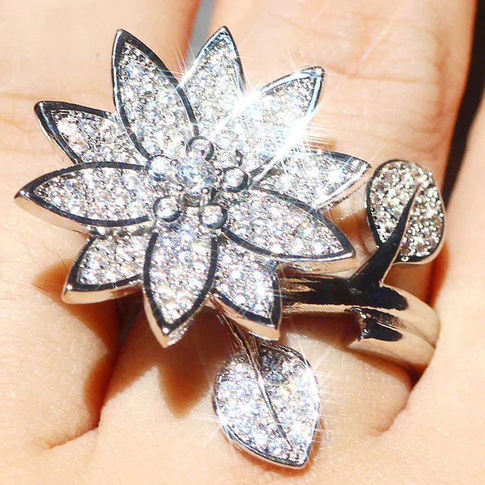 Anillo de moda con microincrustaciones y diseño de hojas florales