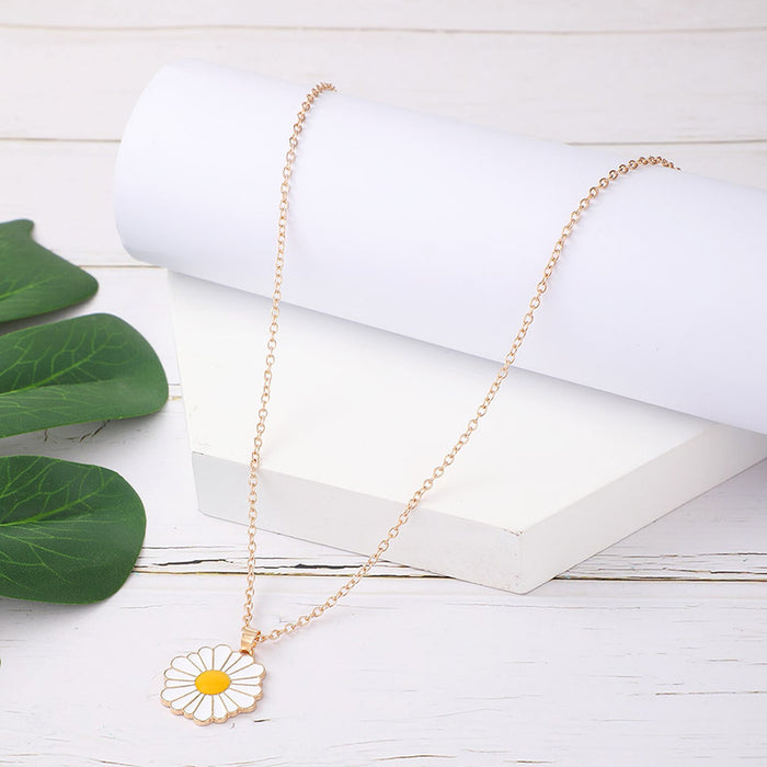 White Daisy Drop Oil Necklace with Fresh Floral Single Layer Design