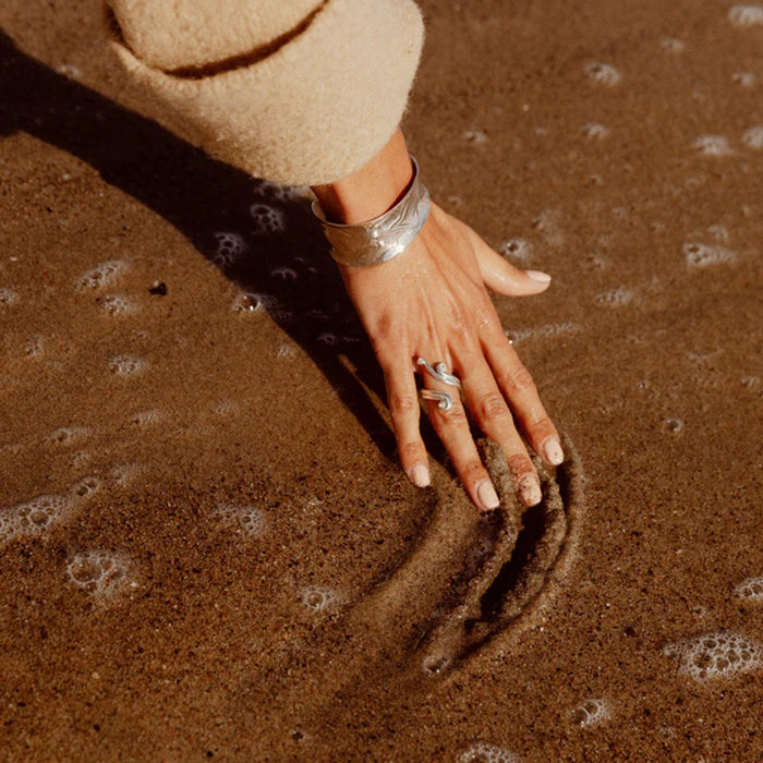 Anillo abierto con ranura torcida de acero inoxidable bañado en oro de 18 quilates: joyería elegante para mujer