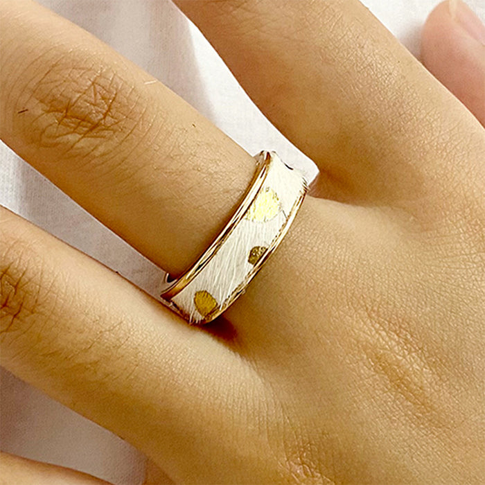 Anillo de aleación de zinc bañado en oro con cuero y crin de caballo: diseño abierto ajustable para mujer, estilo occidental moderno