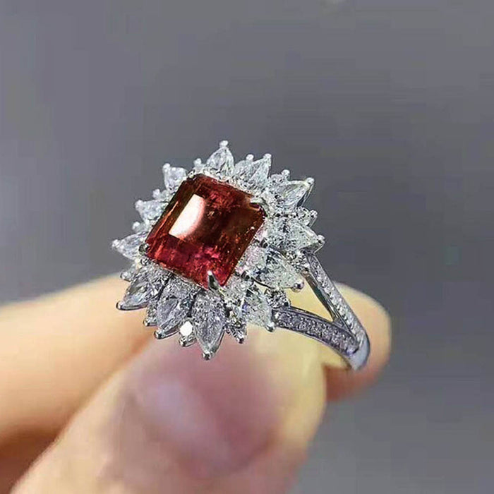 Anillo de lujo con circón esmeralda cuadrado y incrustaciones de diamantes