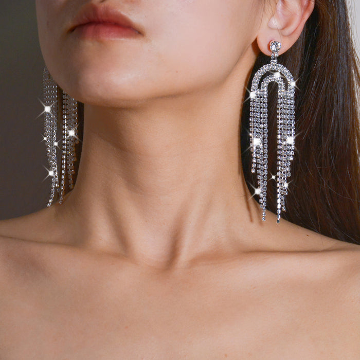 Pendientes grandes con borlas y diamantes de imitación: joyas exageradas para un look atrevido