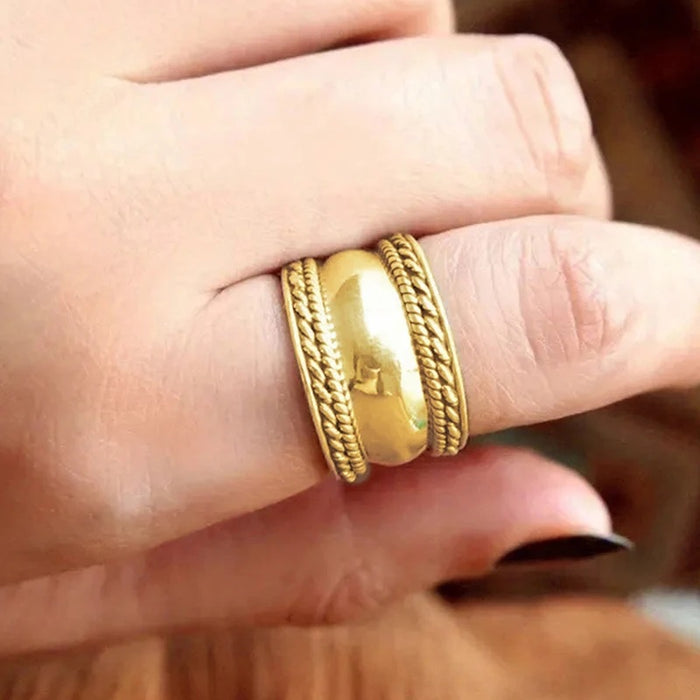 Simple retro domineering ring twisted smooth ins style ring