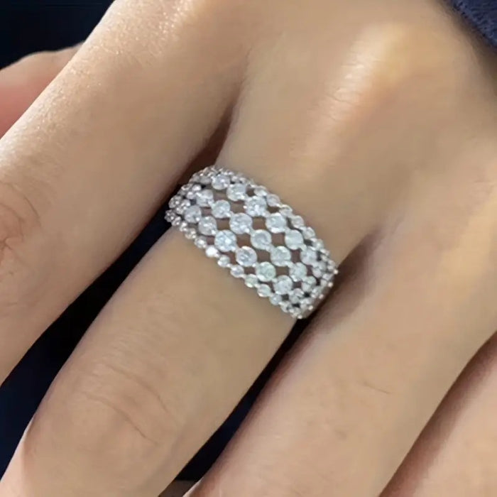 Elegante anillo femenino que combina lo clásico y lo moderno.