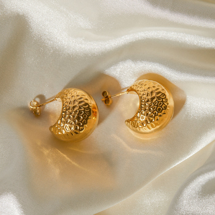 Pendientes de acero inoxidable chapado en oro de 18 quilates con diseño martillado: joyas exclusivas para mujeres