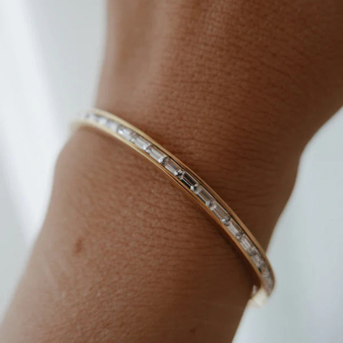 Pulsera de acero de titanio de tendencia: joyería de circonita cuadrada blanca bañada en oro de 18 quilates para mujer