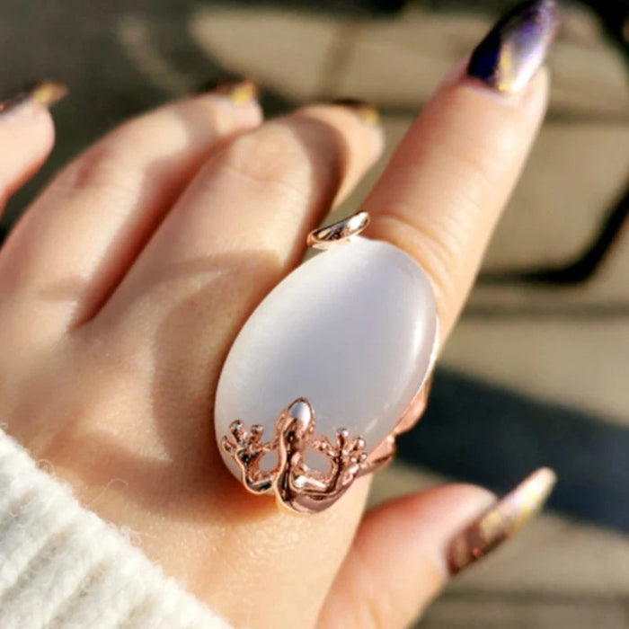 Anillo de imitación de jade hetiano con forma de lagarto y piedra lunar retro exagerada para mujer