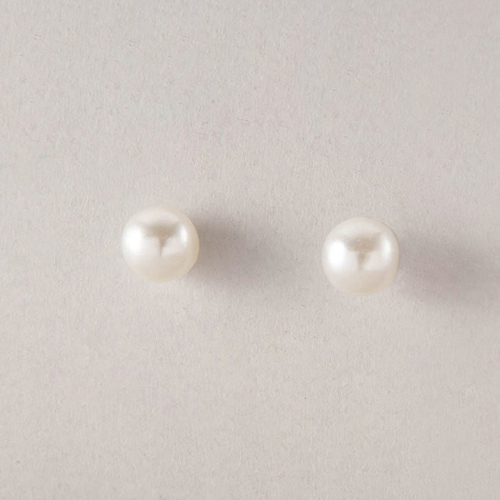 Fan-shaped pearl earrings, elegant small flower semi-circular earrings