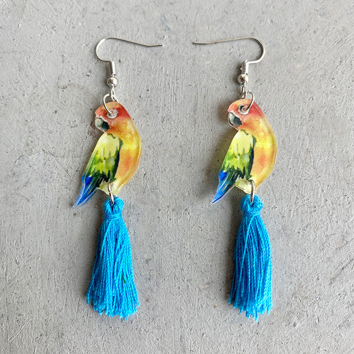 Pendientes con borlas de loro y tucán de colores vivos con un diseño veraniego vibrante