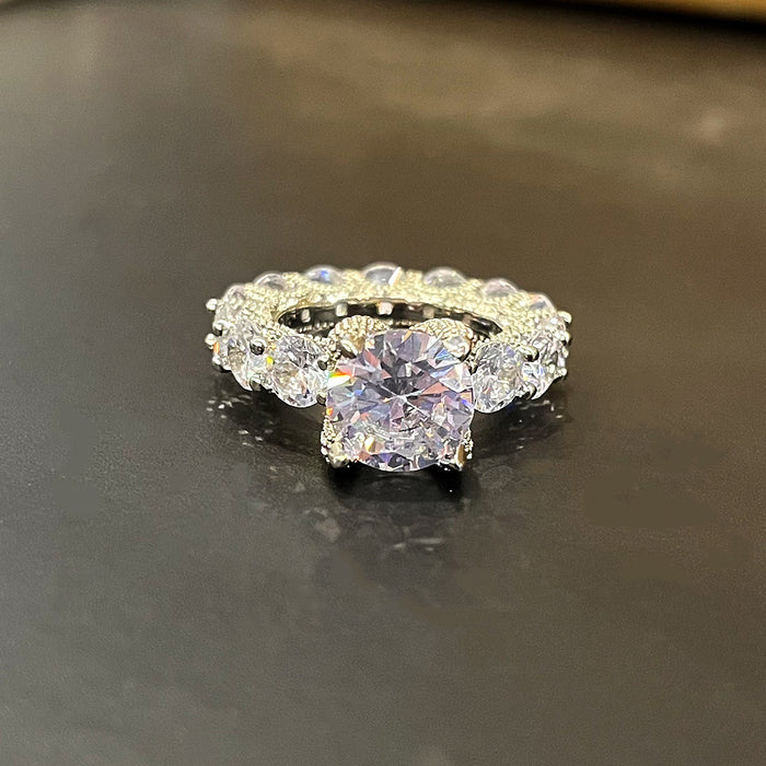 Anillo de boda con incrustaciones de cobre y circonitas, con diseño de flores sencillas y diamantes de imitación