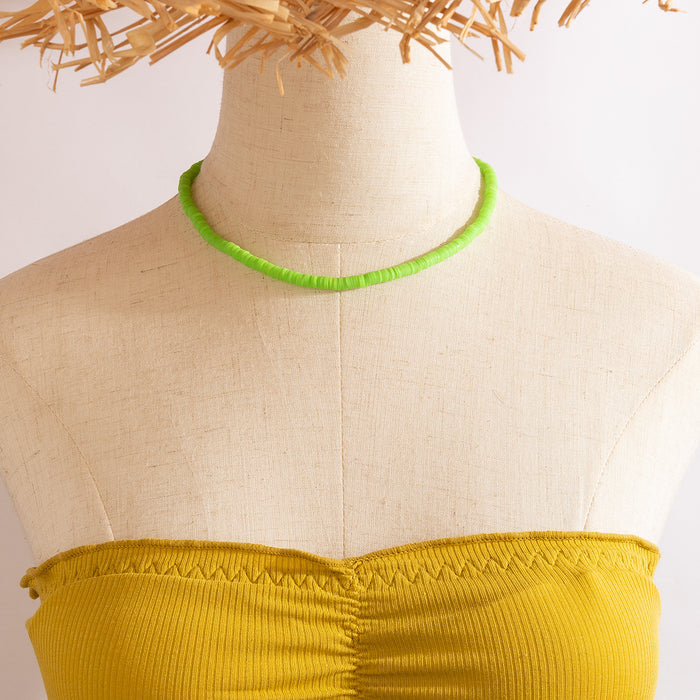 Collar de cuentas de arcilla suave de color verde con cuentas redondas de colores y diseño simple