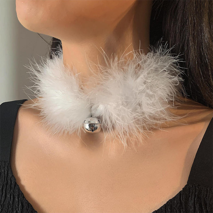 Acogedor collar de plumas con colgante de campana para el invierno