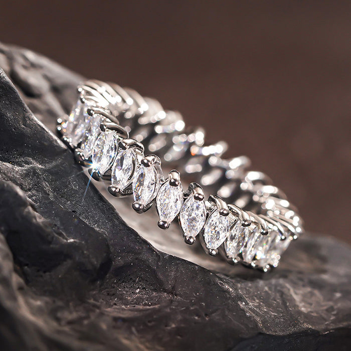 Women's simple commuter ring inlaid with heart-shaped horse eye