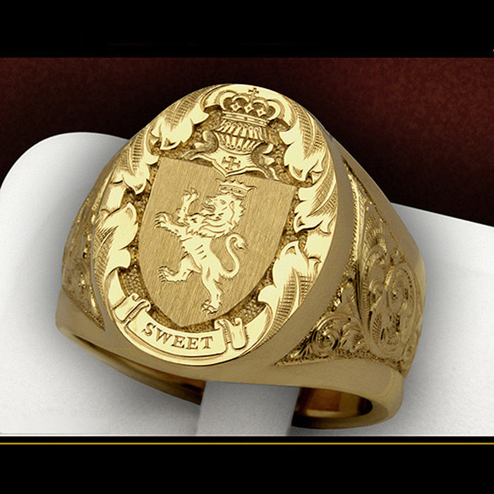 Anillo con emblema de escudo de león y corona