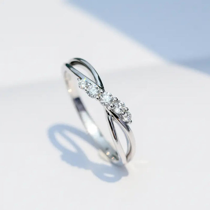 Super sparkling oval engagement ring