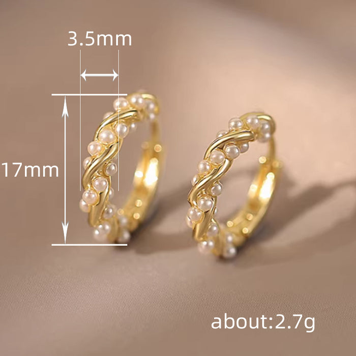 Elegantes pendientes trenzados con perlas de imitación.