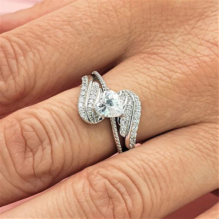 Anillo de amor con alas de plumas de ángel