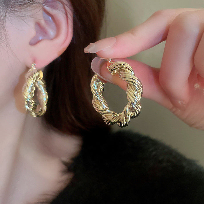 Retro hollow teardrop earrings, fashionable and exaggerated earrings