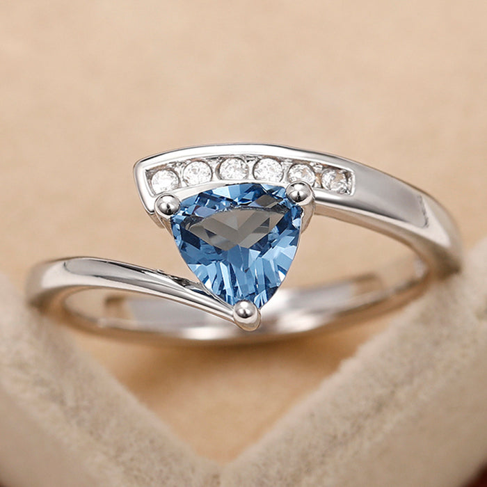 Anillo romántico con microincrustaciones de circonita azul oscuro