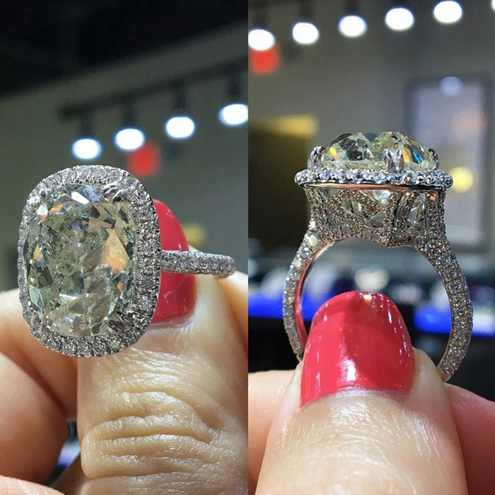 Large egg-shaped zircon women's ring, worn at award ceremonies