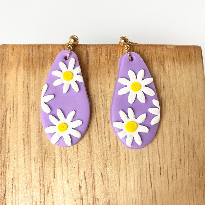 Pendientes de arcilla violeta claro: color helado pastel con diseño de margaritas