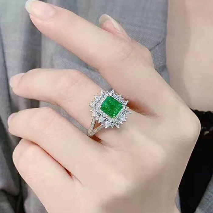 Anillo de lujo con circón esmeralda cuadrado y incrustaciones de diamantes