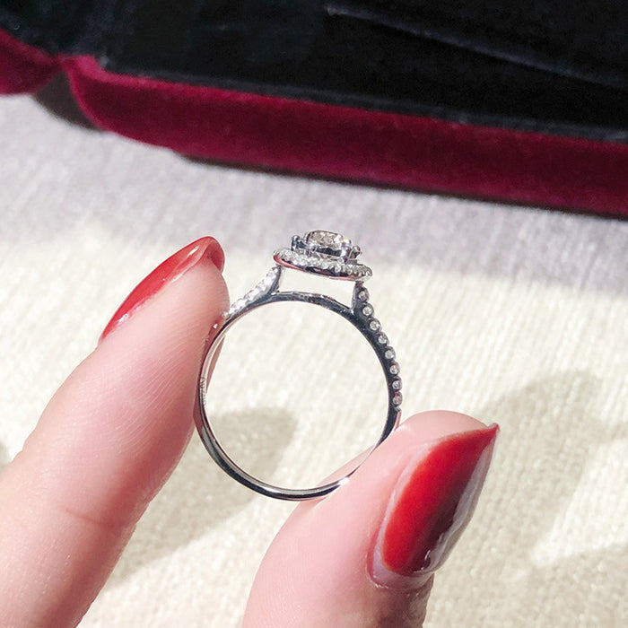 Anillo de boda clásico para mujer con circonitas de cuatro garras y diamantes redondos