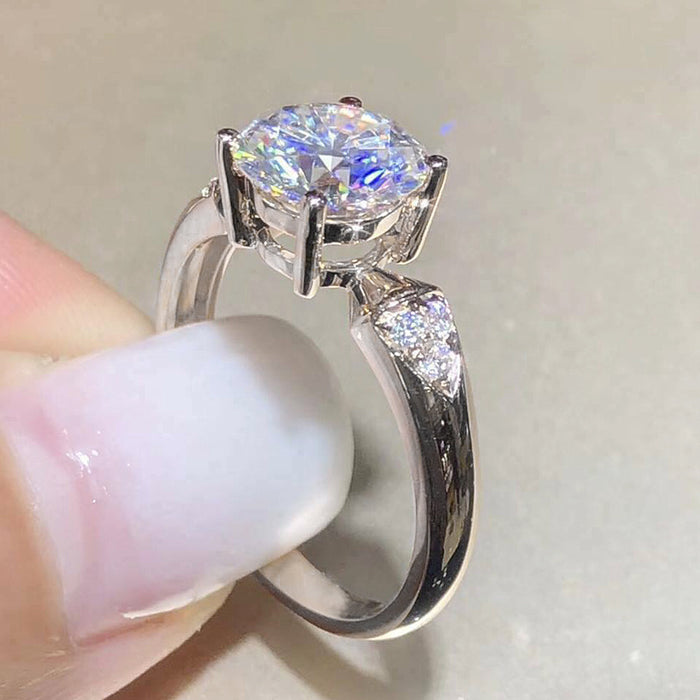 Anillo femenino en forma de corazón bañado en platino Anillo de diamantes en forma de V