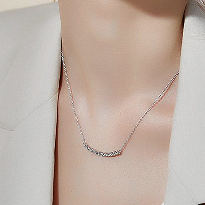 Collar sencillo con circonitas y diamantes con forma de sonrisa y cadena curva para clavícula