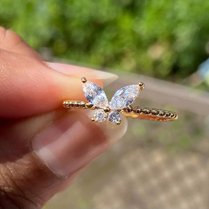 Anillo único de mariposa para mujer con incrustaciones de circonitas, anillo versátil para uso diario