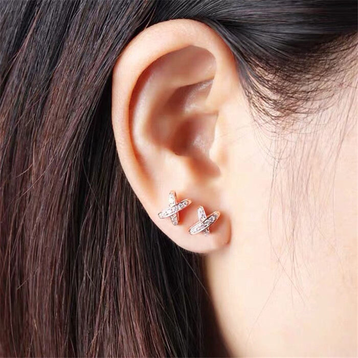 Los pendientes con forma de X de circonita de estilo moderno son simples y pequeños.