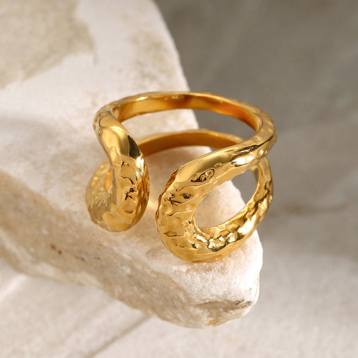 Anillo ajustable de acero inoxidable chapado en oro de 18 quilates con patrones huecos